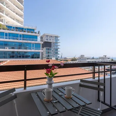 Burst W/ Balcony In Apartamento Larnaca
