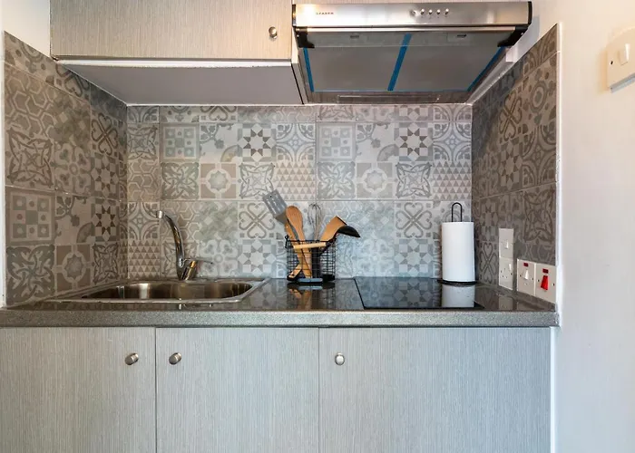 Apartment Burst W/ Balcony In *