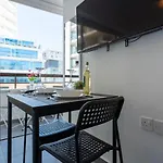 公寓 Burst W/ Balcony In *
