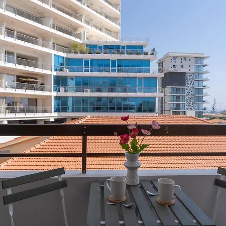 Burst W/ Balcony In Apartamento Larnaca