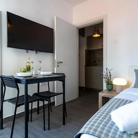 Burst W/ Balcony In Λάρνακα