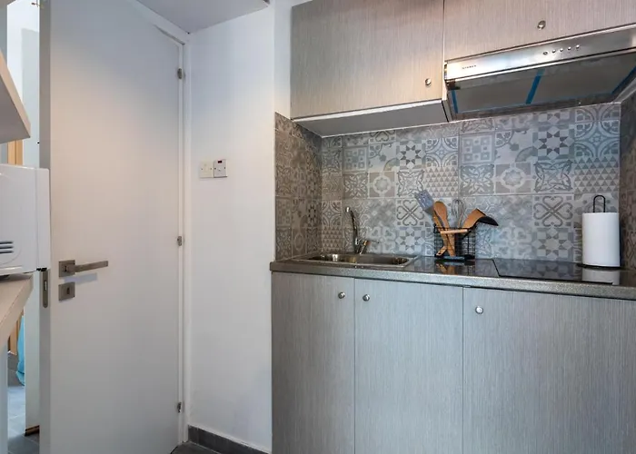 Apartment Burst W/ Balcony In Larnaka