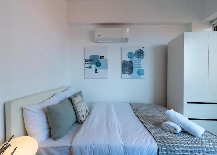 Apartment Burst W/ Balcony In *